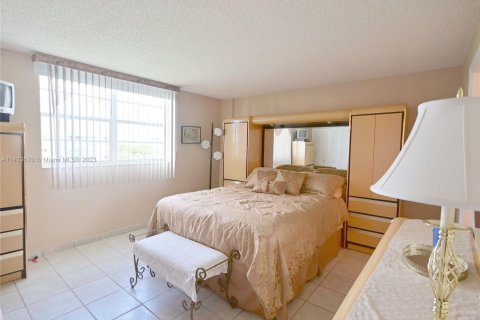 Condo in Dania Beach, Florida, 2 bedrooms  № 660549 - photo 22