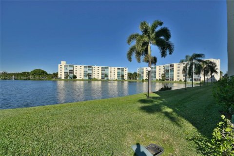 Condominio en venta en Dania Beach, Florida, 2 dormitorios, 110.55 m2 № 660549 - foto 3