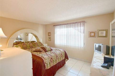 Condo in Dania Beach, Florida, 2 bedrooms  № 660549 - photo 27