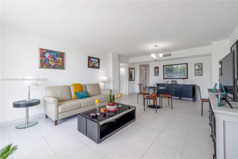 Condominio en venta en North Miami Beach, Florida, 3 dormitorios, 106.37 m2 № 1331012 - foto 6