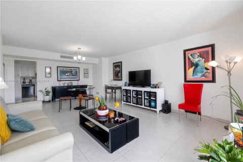 Condominio en venta en North Miami Beach, Florida, 3 dormitorios, 106.37 m2 № 1331012 - foto 5