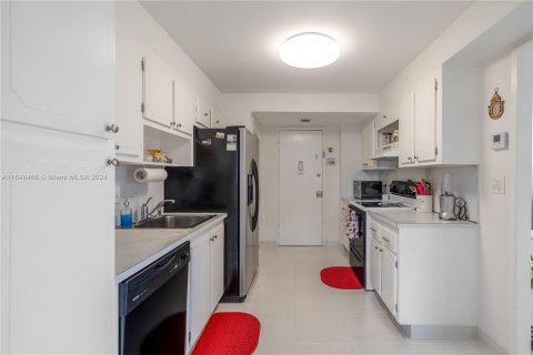 Condo in North Miami Beach, Florida, 3 bedrooms  № 1331012 - photo 9