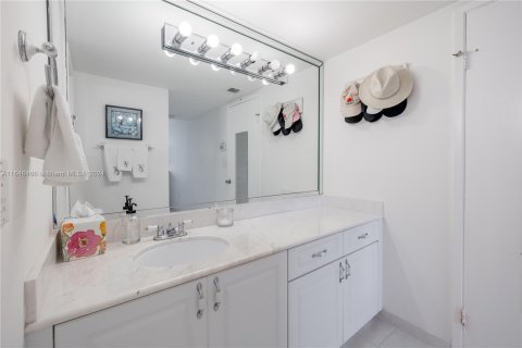 Condominio en venta en North Miami Beach, Florida, 3 dormitorios, 106.37 m2 № 1331012 - foto 17