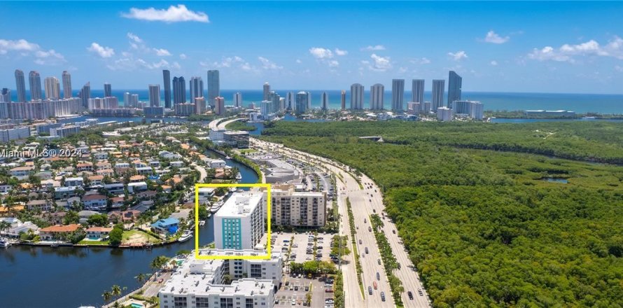 Condominio en North Miami Beach, Florida, 3 dormitorios  № 1331012