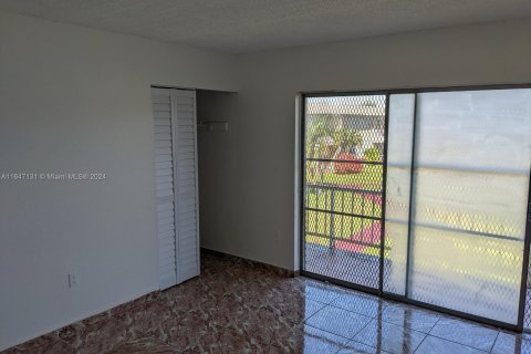 Condo in Miami Gardens, Florida, 1 bedroom  № 1332170 - photo 10