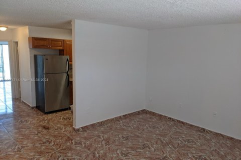 Condo in Miami Gardens, Florida, 1 bedroom  № 1332170 - photo 3