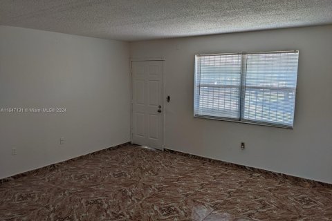 Condo in Miami Gardens, Florida, 1 bedroom  № 1332170 - photo 4