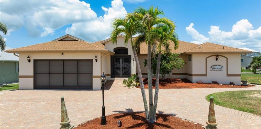 House in Port Charlotte, Florida 4 bedrooms, 242.66 sq.m. № 1295699