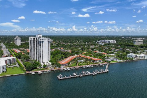 Condo in Miami, Florida, 2 bedrooms  № 1330393 - photo 1