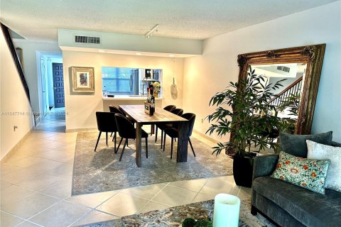 Townhouse in Doral, Florida 2 bedrooms, 129.32 sq.m. № 1330435 - photo 8