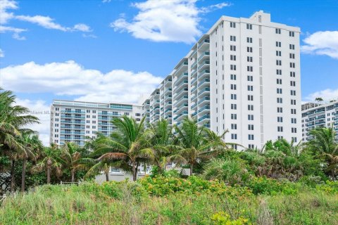 Condo in Miami Beach, Florida, 2 bedrooms  № 419963 - photo 2