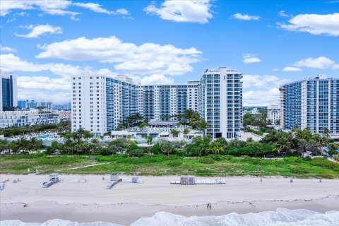 Condo in Miami Beach, Florida, 2 bedrooms  № 419963 - photo 1