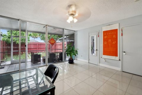 Touwnhouse à vendre à Miami, Floride: 3 chambres, 140.28 m2 № 1305432 - photo 9