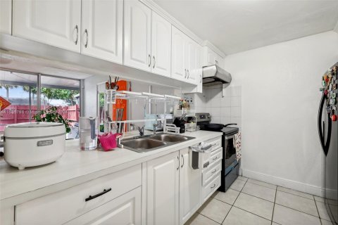 Touwnhouse à vendre à Miami, Floride: 3 chambres, 140.28 m2 № 1305432 - photo 11