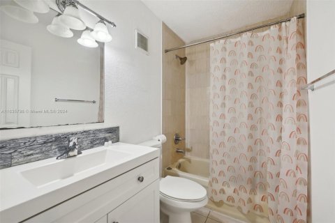 Townhouse in Miami, Florida 3 bedrooms, 140.28 sq.m. № 1305432 - photo 27