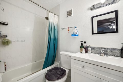 Townhouse in Miami, Florida 3 bedrooms, 140.28 sq.m. № 1305432 - photo 20