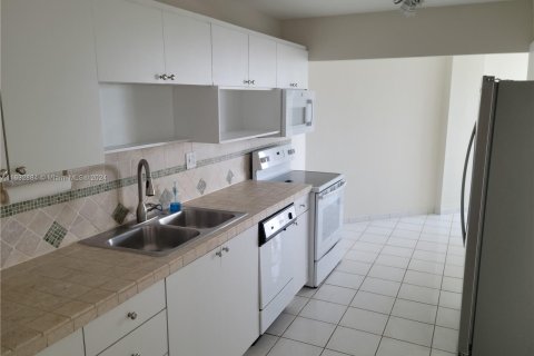 Condo in Miami Beach, Florida, 1 bedroom  № 1305434 - photo 17