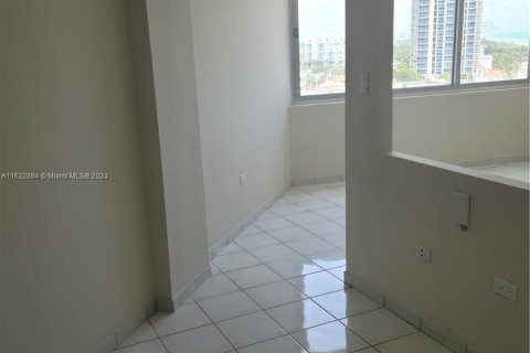 Condo in Miami Beach, Florida, 1 bedroom  № 1305434 - photo 19