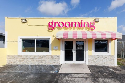 Commercial property in Pembroke Pines, Florida № 1097200 - photo 1