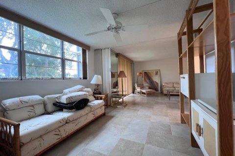 Condo in Pembroke Pines, Florida, 2 bedrooms  № 1097201 - photo 3