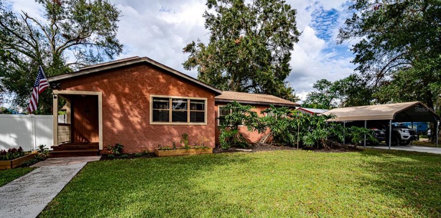 House in Tampa, Florida 5 bedrooms, 240.99 sq.m. № 1434432