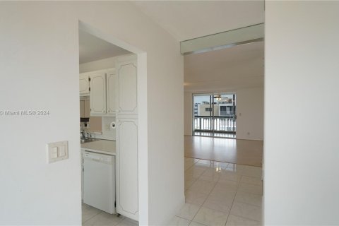 Condo in Hallandale Beach, Florida, 2 bedrooms  № 1290823 - photo 6