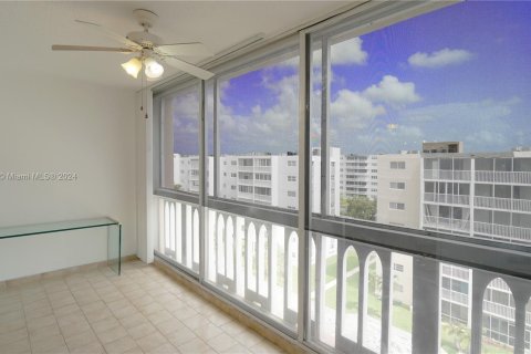 Condo in Hallandale Beach, Florida, 2 bedrooms  № 1290823 - photo 11