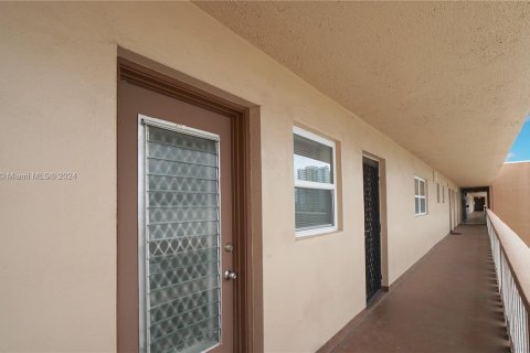 Condo in Hallandale Beach, Florida, 2 bedrooms  № 1290823 - photo 2