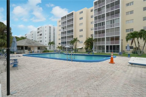 Copropriété à vendre à Hallandale Beach, Floride: 2 chambres, 101.45 m2 № 1290823 - photo 27