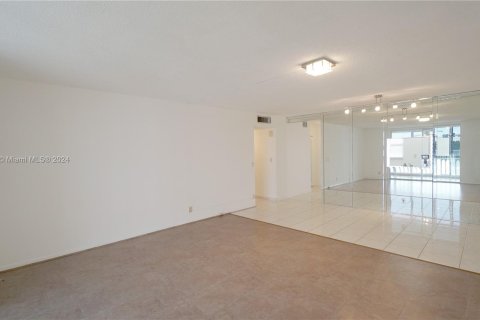 Condo in Hallandale Beach, Florida, 2 bedrooms  № 1290823 - photo 10