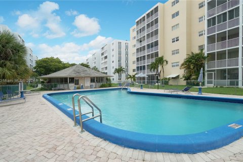 Condo in Hallandale Beach, Florida, 2 bedrooms  № 1290823 - photo 29