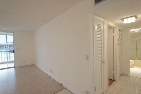 Condo in Hallandale Beach, Florida, 2 bedrooms  № 1290823 - photo 20