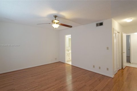 Condo in Hallandale Beach, Florida, 2 bedrooms  № 1290823 - photo 22