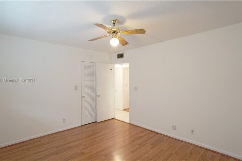 Condo in Hallandale Beach, Florida, 2 bedrooms  № 1290823 - photo 16