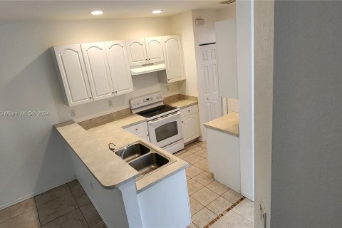 Townhouse in North Lauderdale, Florida 3 bedrooms, 145.67 sq.m. № 1330143 - photo 5