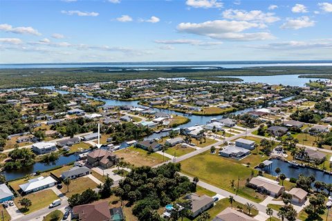 House in Port Charlotte, Florida 4 bedrooms, 337.7 sq.m. № 1152461 - photo 5