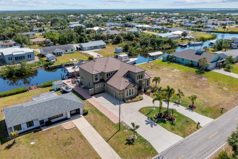 House in Port Charlotte, Florida 4 bedrooms, 337.7 sq.m. № 1152461 - photo 4