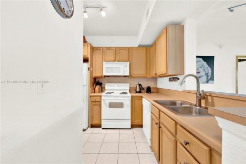 Condo in South Miami, Florida, 2 bedrooms  № 1290835 - photo 18