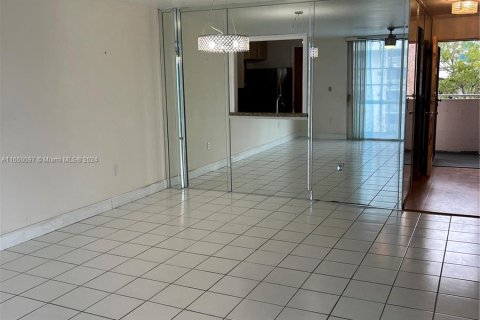 Condo in North Miami Beach, Florida, 1 bedroom  № 1332600 - photo 6