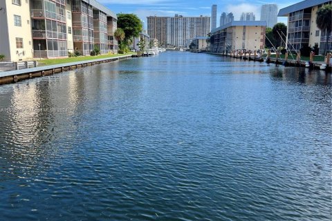 Condo in North Miami Beach, Florida, 1 bedroom  № 1332600 - photo 18