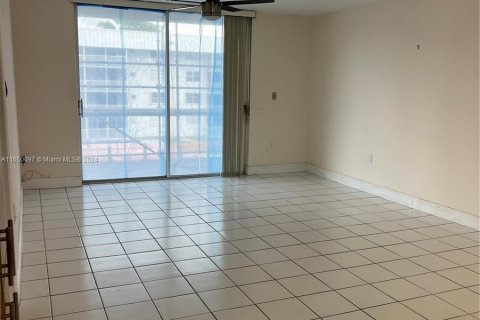 Condo in North Miami Beach, Florida, 1 bedroom  № 1332600 - photo 5