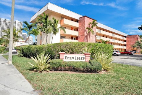 Condo in North Miami Beach, Florida, 1 bedroom  № 1332600 - photo 1