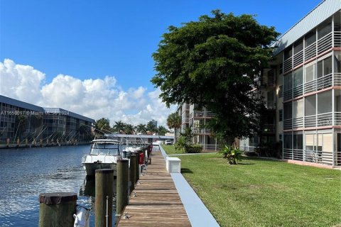 Condo in North Miami Beach, Florida, 1 bedroom  № 1332600 - photo 16