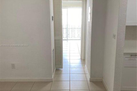 Condo in North Miami Beach, Florida, 1 bedroom  № 1332599 - photo 11