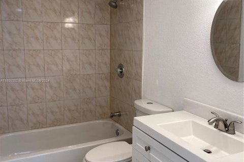 Condo in North Miami Beach, Florida, 1 bedroom  № 1332599 - photo 10