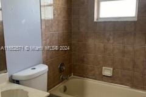 House in Port St. Lucie, Florida 3 bedrooms, 107.58 sq.m. № 1345798 - photo 13