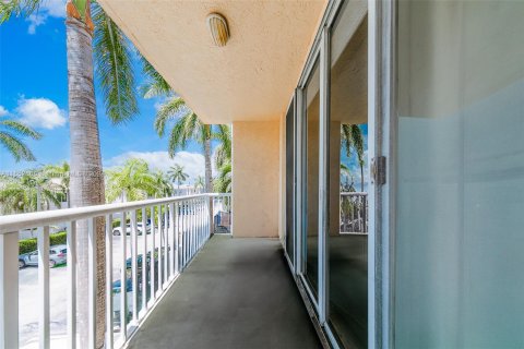 Condo in Dania Beach, Florida, 2 bedrooms  № 1345797 - photo 4