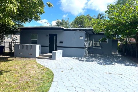 House in Miami, Florida 4 bedrooms, 134.99 sq.m. № 1177353 - photo 11