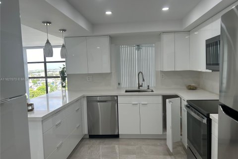 Condo in Hallandale Beach, Florida, 1 bedroom  № 1281874 - photo 1