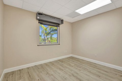 Commercial property in West Palm Beach, Florida № 1189756 - photo 13